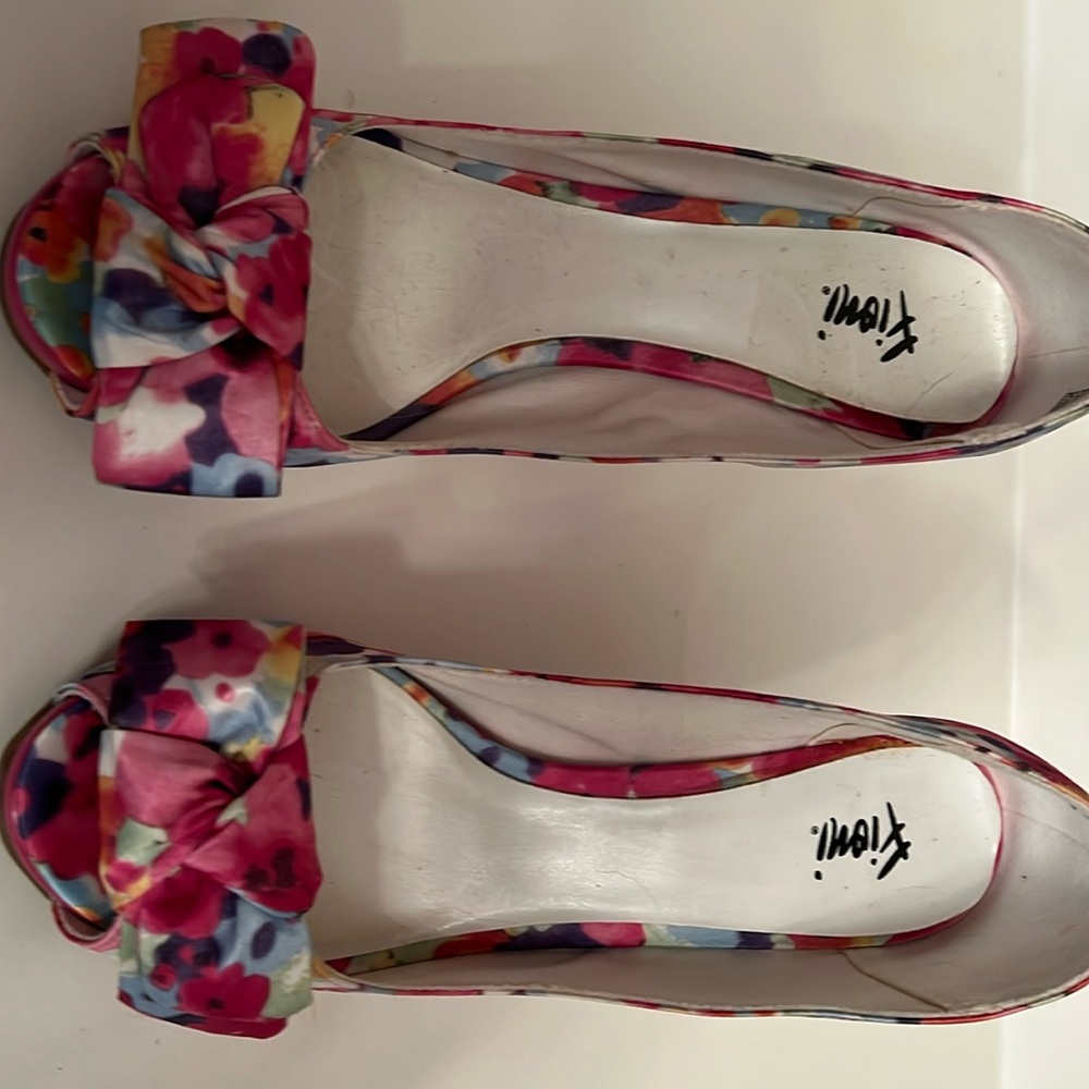 Fiona size 8 1/2 multicolored pumps